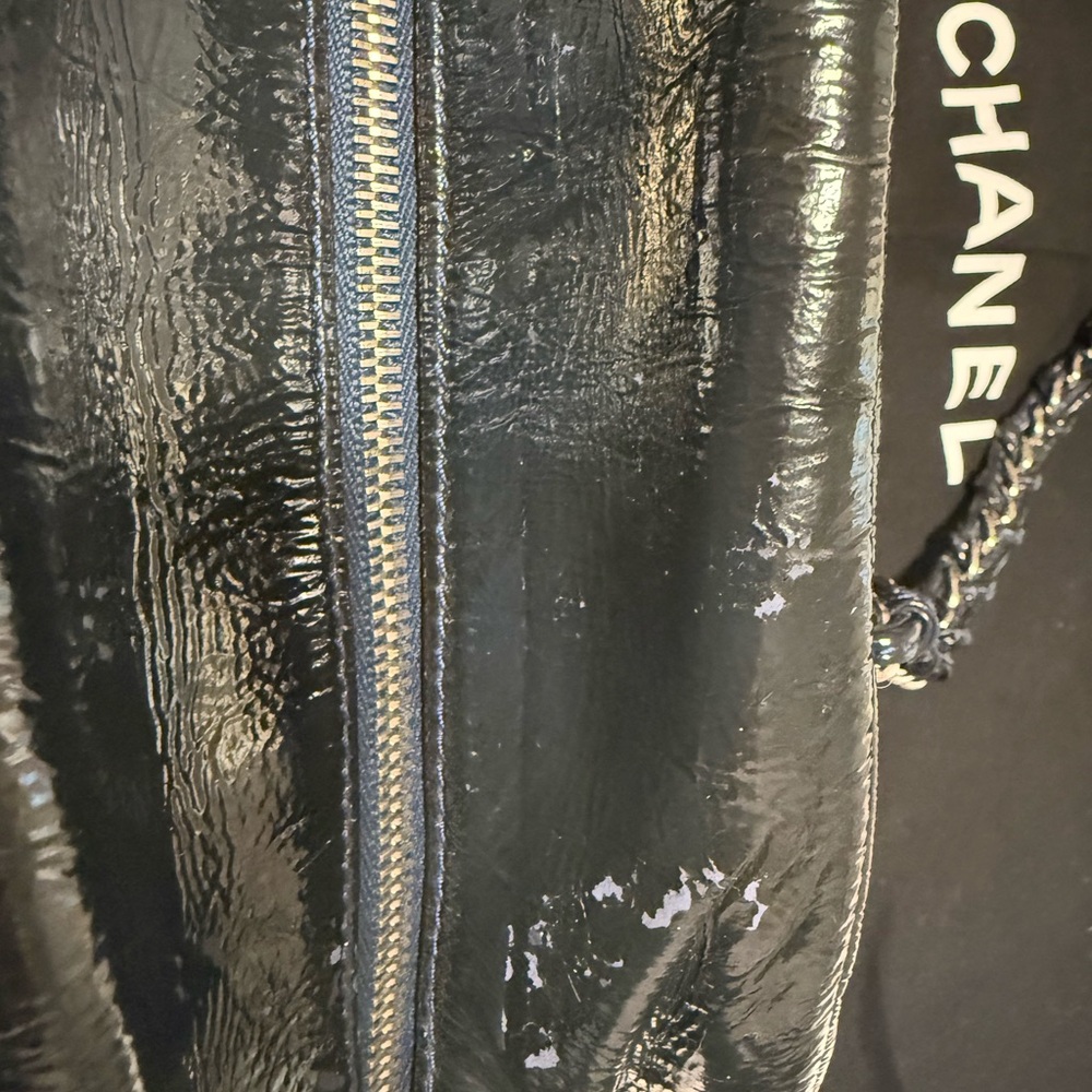 Authentic Chanel Navy Patent Bowling Bag
Chain Straps & Details zipper closure - Picture 10 of 16